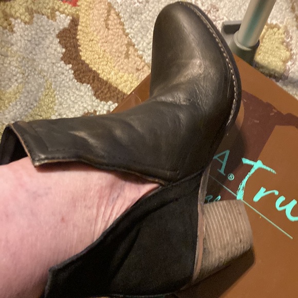 DIBA.True leather/suede ankle boot  2 1/2 block heel - Picture 3 of 7